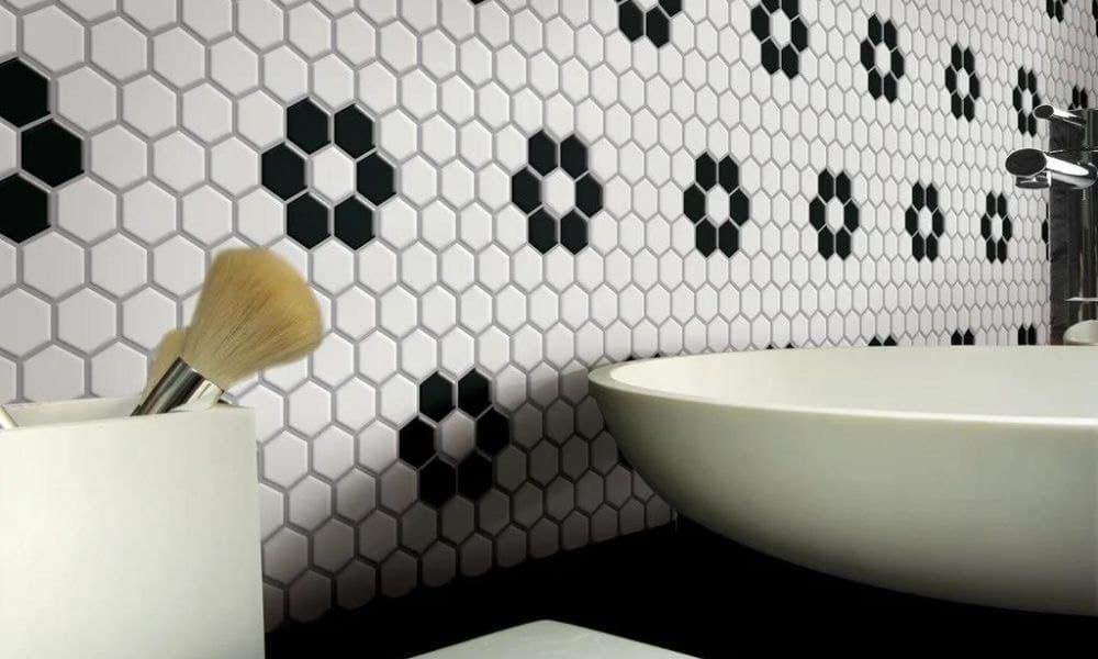 Мозаичная стена в ванной